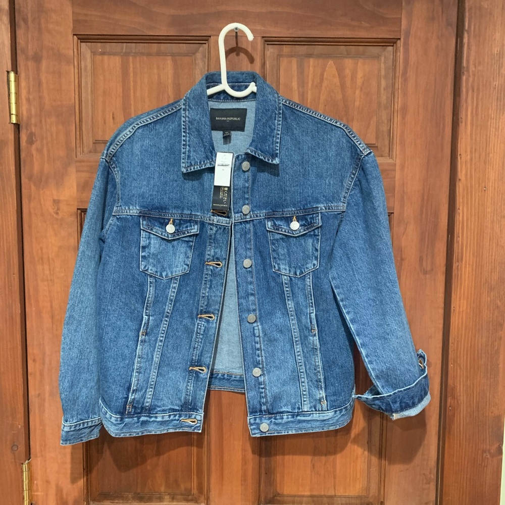 Banana Republic woman’s , OVERSIZED MEDIUM WASH DENIM JACKET , size XS.
